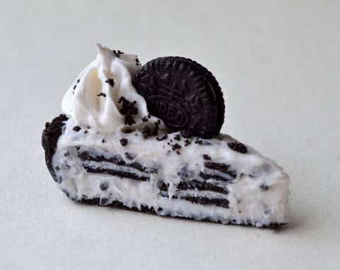 Cookies and cream cheesecake magnet